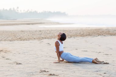 Kafkas kadın pratik Yoga tropic Okyanusu'nun sahil