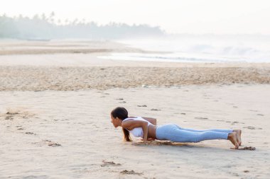 Kafkas kadın pratik Yoga tropic Okyanusu'nun sahil