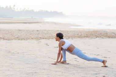 Kafkas kadın pratik Yoga tropic Okyanusu'nun sahil