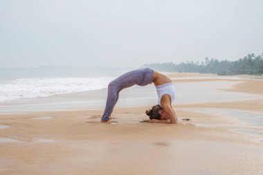 Kafkas kadın pratik Yoga tropic Okyanusu'nun sahil