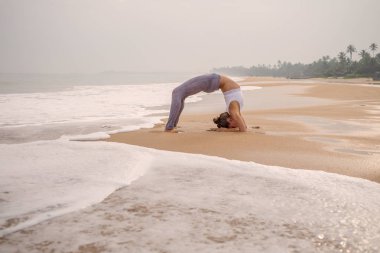 Kafkas kadın pratik Yoga tropic Okyanusu'nun sahil