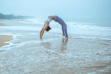 Kafkas kadın pratik Yoga tropic Okyanusu'nun sahil
