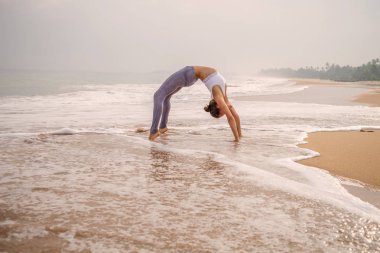 Kafkas kadın pratik Yoga tropic Okyanusu'nun sahil