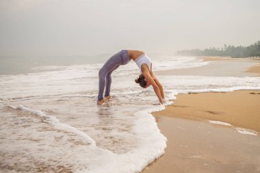 Kafkas kadın pratik Yoga tropic Okyanusu'nun sahil
