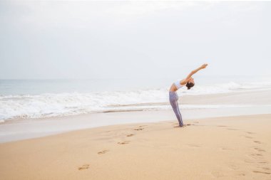 Kafkas kadın pratik Yoga tropic Okyanusu'nun sahil