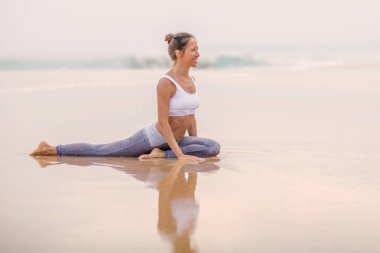 Kafkas kadın pratik Yoga tropic Okyanusu'nun sahil