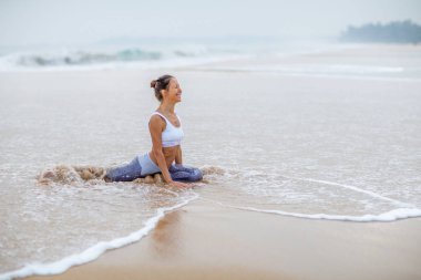 Kafkas kadın pratik Yoga tropic Okyanusu'nun sahil
