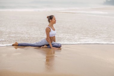 Kafkas kadın pratik Yoga tropic Okyanusu'nun sahil