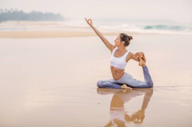 Kafkas kadın pratik Yoga tropic Okyanusu'nun sahil