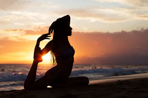 Donna Caucasica Praticare Yoga Riva Mare Oceano Tropicale — Foto Stock