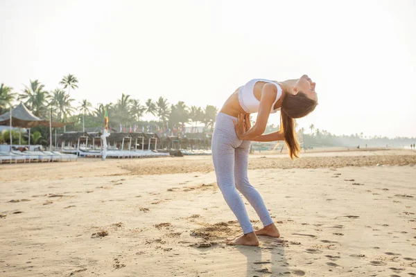 Kafkas kadın pratik Yoga tropic Okyanusu'nun sahil