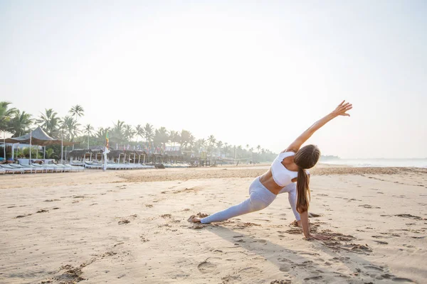 Kafkas kadın pratik Yoga tropic Okyanusu'nun sahil