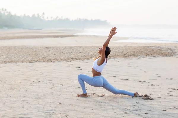 Mujer Caucásica Practicando Yoga Orilla Del Mar Del Océano Tropical — Foto de Stock