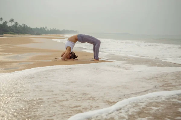 Donna Caucasica Praticare Yoga Riva Mare Oceano Tropicale — Foto Stock