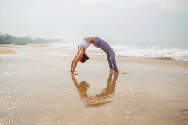 Mujer Caucásica Practicando Yoga Orilla Del Mar Del Océano Tropical — Foto de Stock