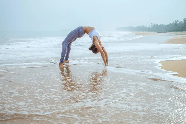 Mujer Caucásica Practicando Yoga Orilla Del Mar Del Océano Tropical — Foto de Stock