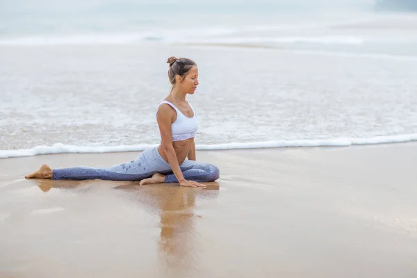 Kaukasiska Kvinna Utövar Yoga Seashore Tropic Ocean — Stockfoto