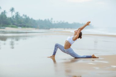 Kafkas kadın pratik Yoga tropic Okyanusu'nun sahil