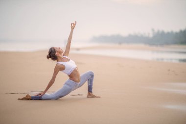Kafkas kadın pratik Yoga tropic Okyanusu'nun sahil