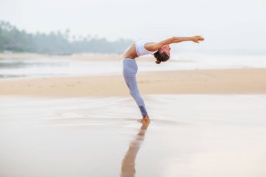 Kafkas kadın pratik Yoga tropic Okyanusu'nun sahil