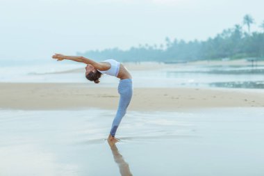 Kafkas kadın pratik Yoga tropic Okyanusu'nun sahil