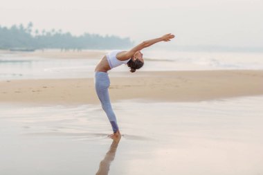 Kafkas kadın pratik Yoga tropic Okyanusu'nun sahil