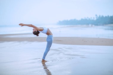 Kafkas kadın pratik Yoga tropic Okyanusu'nun sahil