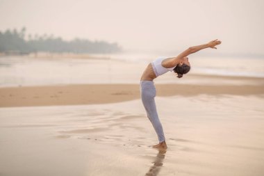 Kafkas kadın pratik Yoga tropic Okyanusu'nun sahil