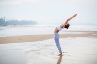 Kafkas kadın pratik Yoga tropic Okyanusu'nun sahil