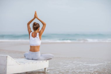 Kafkas kadın pratik Yoga tropic Okyanusu'nun sahil