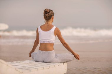 Kafkas kadın pratik Yoga tropic Okyanusu'nun sahil