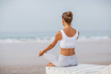 Kafkas kadın pratik Yoga tropic Okyanusu'nun sahil