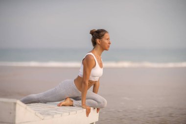 Kafkas kadın pratik Yoga tropic Okyanusu'nun sahil