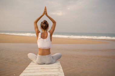 Kafkas kadın pratik Yoga tropic Okyanusu'nun sahil