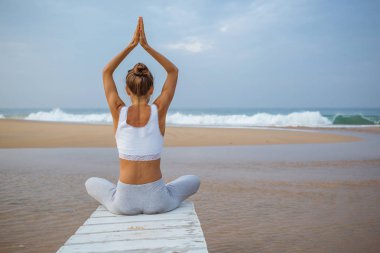 Kafkas kadın pratik Yoga tropic Okyanusu'nun sahil