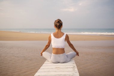 Kafkas kadın pratik Yoga tropic Okyanusu'nun sahil