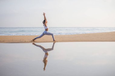 Kafkas kadın pratik Yoga tropic Okyanusu'nun sahil