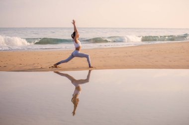 Kafkas kadın pratik Yoga tropic Okyanusu'nun sahil