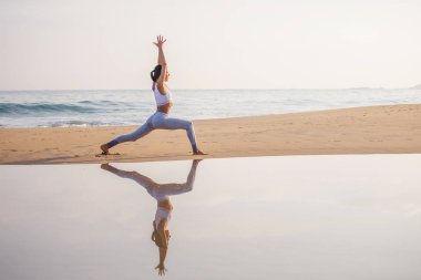 Kafkas kadın pratik Yoga tropic Okyanusu'nun sahil