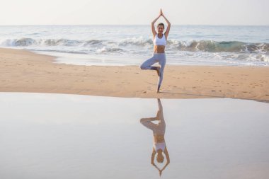 Kafkas kadın pratik Yoga tropic Okyanusu'nun sahil