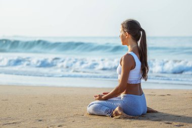 Kafkas kadın pratik Yoga tropic Okyanusu'nun sahil