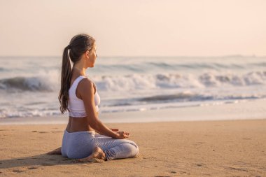 Kafkas kadın pratik Yoga tropic Okyanusu'nun sahil