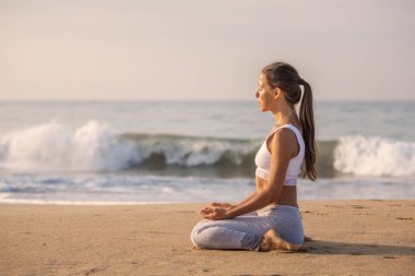 Kafkas kadın pratik Yoga tropic Okyanusu'nun sahil