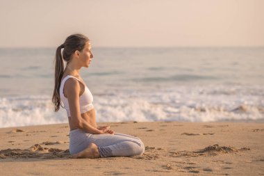 Kafkas kadın pratik Yoga tropic Okyanusu'nun sahil