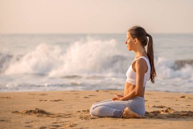 Kafkas kadın pratik Yoga tropic Okyanusu'nun sahil