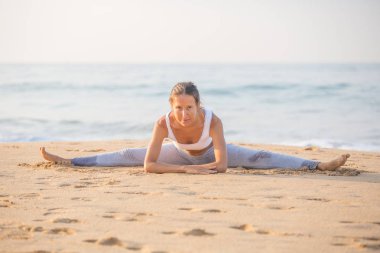Kafkas kadın pratik Yoga tropic Okyanusu'nun sahil
