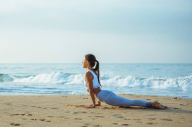 Kafkas kadın pratik Yoga tropic Okyanusu'nun sahil