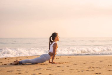 Kafkas kadın pratik Yoga tropic Okyanusu'nun sahil