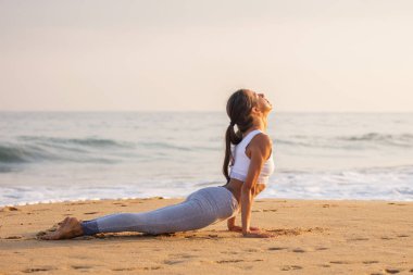 Kafkas kadın pratik Yoga tropic Okyanusu'nun sahil