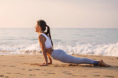 Kafkas kadın pratik Yoga tropic Okyanusu'nun sahil